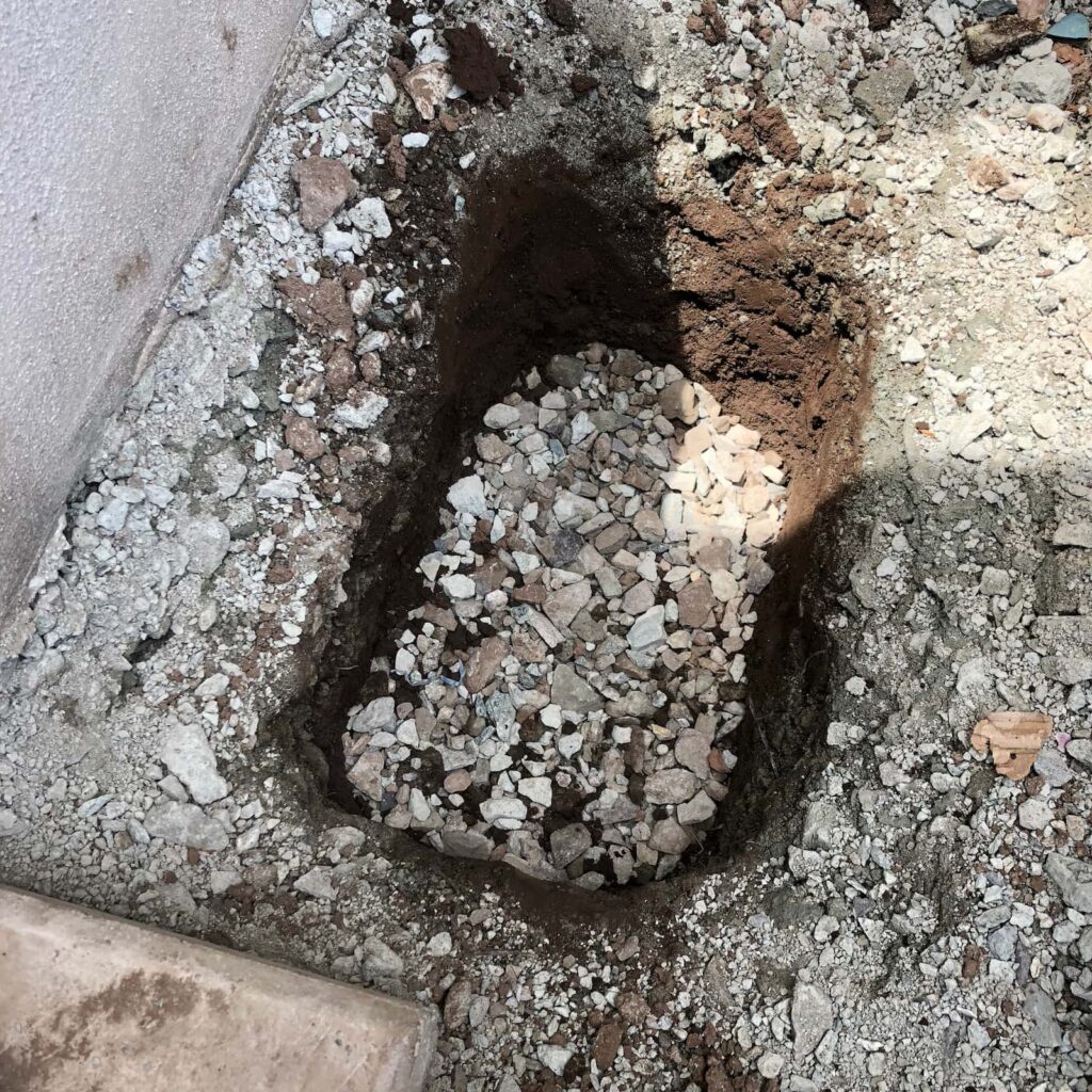 玄関ポスト設置のために掘った穴を広げた様子